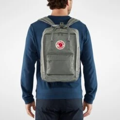 FJÄLLRÄVEN Kånken Recycled Wool 15 Inches Laptop Bag - Unisex|-|Sac De Ordinateur Portable En Laine Recyclée 15 Pouces Kånken - Unisexe 26 FJÄLLRÄVEN Kånken Recycled Wool 15 Inches Laptop Bag - Unisex|-|Sac De Ordinateur Portable En Laine Recyclée 15 Pouces Kånken - Unisexe -Fjällräven Shop FJR F23328 7E 7EBack1 20Granite 20Grey
