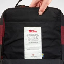 FJÄLLRÄVEN Kånken Recycled Wool Backpack 16L - Unisex|-|Sac à Dos En Laine Recyclée Kånken 16L - Unisexe 35 FJÄLLRÄVEN Kånken Recycled Wool Backpack 16L - Unisex|-|Sac à Dos En Laine Recyclée Kånken 16L - Unisexe -Fjällräven Shop FJR F23330 7E 7EDetail1 20Red 20 20Black