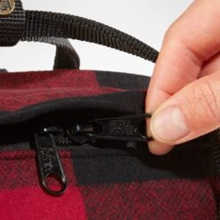 FJÄLLRÄVEN Kånken Recycled Wool Backpack 16L - Unisex|-|Sac à Dos En Laine Recyclée Kånken 16L - Unisexe 36 FJÄLLRÄVEN Kånken Recycled Wool Backpack 16L - Unisex|-|Sac à Dos En Laine Recyclée Kånken 16L - Unisexe -Fjällräven Shop FJR F23330 7E 7EDetail3 20Red 20 20Black