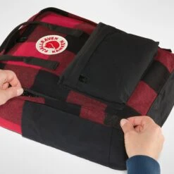 FJÄLLRÄVEN Kånken Recycled Wool Backpack 16L - Unisex|-|Sac à Dos En Laine Recyclée Kånken 16L - Unisexe 27 FJÄLLRÄVEN Kånken Recycled Wool Backpack 16L - Unisex|-|Sac à Dos En Laine Recyclée Kånken 16L - Unisexe -Fjällräven Shop FJR F23330 7E 7EDetail5 20Red 20 20Black