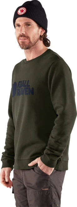 FJÄLLRÄVEN Fjallraven Logo Sweater- Men's|-|Chandail à Logo Fjallraven- Homme -Fjällräven Shop FJR F84142 7E 7ESide 20Deep 20Forest b67d7137 b146 4c3e 9359 90d88366ee81