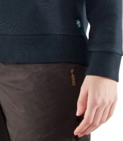 FJÄLLRÄVEN Fjallraven Logo Sweater - Women's|-|Chandail à Logo Fjallraven - Femme -Fjällräven Shop FJR F84143 7E 7EDetail1 20Dark 20Navy
