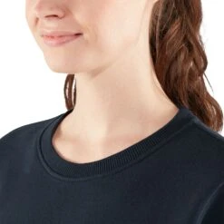FJÄLLRÄVEN Fjallraven Logo Sweater - Women's|-|Chandail à Logo Fjallraven - Femme -Fjällräven Shop FJR F84143 7E 7EDetail2 20Dark 20Navy 20663db6 a777 4843 84c7 a1653cdc0851