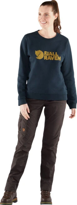 FJÄLLRÄVEN Fjallraven Logo Sweater - Women's|-|Chandail à Logo Fjallraven - Femme -Fjällräven Shop FJR F84143 7E 7EStandard 20Outfit 20Dark 20Navy 2843129a 3191 43c4 ba40 d40648ac398e