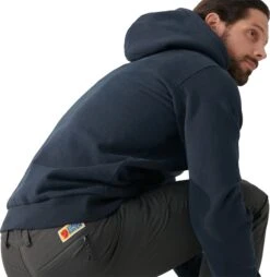 FJÄLLRÄVEN Fjällräven Logo Hoodie - Men's|-|Chandail à Capuchon Fjällräven Logo - Homme 23 FJÄLLRÄVEN Fjällräven Logo Hoodie - Men's|-|Chandail à Capuchon Fjällräven Logo - Homme -Fjällräven Shop FJR F84144 7E 7EDetail3 20Dark 20Navy