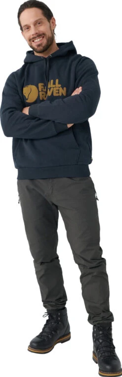 FJÄLLRÄVEN Fjällräven Logo Hoodie - Men's|-|Chandail à Capuchon Fjällräven Logo - Homme 21 FJÄLLRÄVEN Fjällräven Logo Hoodie - Men's|-|Chandail à Capuchon Fjällräven Logo - Homme -Fjällräven Shop FJR F84144 7E 7EStandard 20Outfit 20Dark 20Navy