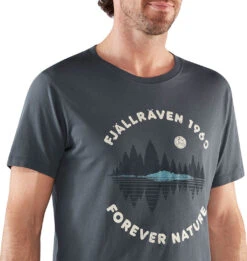 FJÄLLRÄVEN Forest Mirror T-shirt - Men's|-|T-shirt Forest Mirror - Homme -Fjällräven Shop FJR F87045 7E 7EDetail 20Navy