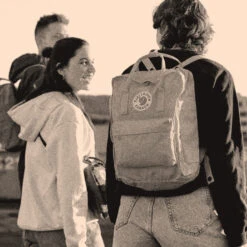 FJÄLLRÄVEN Kånken Classic Backpack - Arctic Green & Spicy Orange 11 FJÄLLRÄVEN Kånken Classic Backpack - Arctic Green & Spicy Orange -Fjällräven Shop Fjallraven SS23 KankenClassic GreenSpicedOrange 05