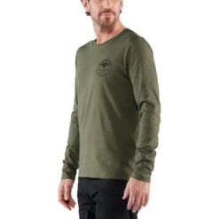 FJÄLLRÄVEN Fjällräven Forever Nature Badge Longleeve - Buckwheat Brown -Fjällräven Shop fjaellraeven forever nature badge longleeve buckwheat brown 2 1505870