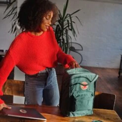 FJÄLLRÄVEN Fjällräven Kånken 15" Laptop Backpack - Frost Green -Fjällräven Shop fjaellraeven kanken 17 laptop rucksack 2 1328526 1