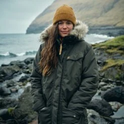 FJÄLLRÄVEN Fjällräven Nuuk Parka Women - Buckwheat Brown -Fjällräven Shop fjaellraeven nuuk polar parka damen 2 1328641